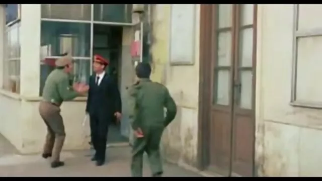 Նրա vagina եւ Ջիլ սեքս տեսանյութեր կրծքավանդակի հայտնվում, երբ նա փորձում է փախչել, բայց դեռ ապարդյուն.