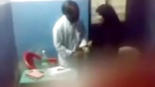 Էլեկտրական անակնկալ ծառայի համար Պոռնո աստղեր բեռնել