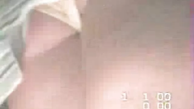 Նայեք այս կնոջը, որը նստած է պոռնո հանգույց բանտում, խաչված ոտքերով: