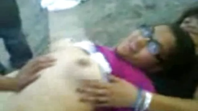 Ցնցող խորը կոկորդը դաժան մոդել պոռնո