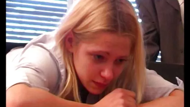 Աղջիկը վերելակի մեջ պոռնո փոքր