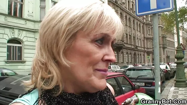 Տարաբնույթ ոչ պարենային ապրանքների առևտուր ավտոբուս պոռնո